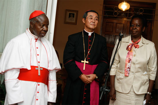 Nella foto da sinistra: l’Em.mo Card. Emmanuel Wamala, Arcivescovo Emerito di Kampala, l’Ecc.mo Nunzio Apostolico Mons. Paul Tschang In-Nam e il Ministro per l’acqua e l’ambiente Maria Mutugamba in rappresentanza del Governo. Era presente tra gli altri anche il Ministro James Baba in rappresentanza del vicepresidente della Repubblica, prof. Gilbert Bukenya, intervenuti alla festa del papa e alla presentazione della mostra.