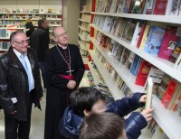 Eugenio Dal Pane insieme al vescovo mons. Ghirelli all'inaugurazione della Libreria Itaca