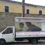 Benevento - Il camion vela con il poster della mostra