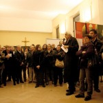 Biassono (MB), inaugurazione - Il pubblico segue la visita guidata di Sandro Chierici