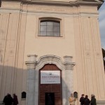 Gorla Maggiore (VA) - Lo striscione all'esterno della chiesa di San Carlo