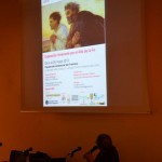 Firenze, Sala Brunelleschi, presentazione - Don Giovanni Paccosi mostra il manifesto della mostra “Vieron y creyeron” allestita a Lima