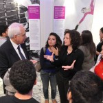 Salerno - Sandro Chierici dialoga con alcuni visitatori della mostra