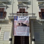Salerno - Il drappo della mostra campeggia sul balcone della Provincia di Salerno