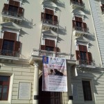 Salerno - Il drappo della mostra campeggia sul balcone della Provincia di Salerno