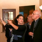 Frosinone, inaugurazione - La prima visita guidata. Elena Catelli del Centro Culturale Giovanni Paolo II illustra la mostra a Mons. Ambrogio Spreafico