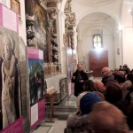 Centuripe (EN), inaugurazione - Il prof. Gaetano Scornavacche durante la visita guidata alla mostra