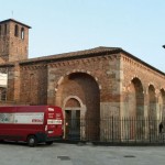 Milano, S. Ambrogio - Il furgone di Itaca all'ombra della basilica